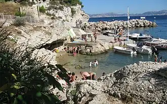 Baignade dans la calanque de Niolon.