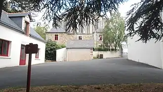 Derrière l'église se trouve le bâtiment de la mairie avec le foyer des jeunes, le bureau de poste et la bibliothèque.