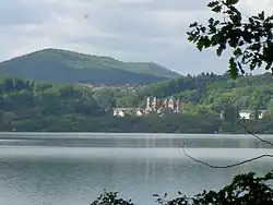 Vue du lac et de l'abbaye de Maria Laach.