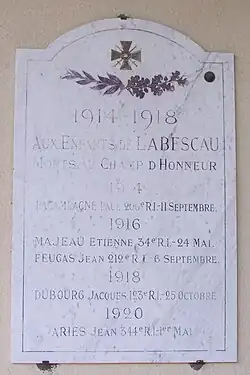 Stèle aux morts à l'entrée de la mairie (janv.&nbsp;2012)