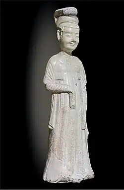 Danseuse. Statuette funéraire (mingqi) en terre cuite, traces de glaçures sur engobe blanche. Fin de la dynastie Sui début dynastie Tang (VIIe&nbsp;siècle). H 22,5&nbsp;cm.