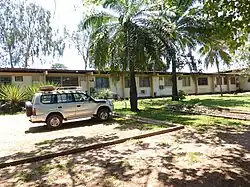 Vue d'une cours de l'Institut Pierre Richet montrant les laboratoires