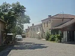 Une rue du village.