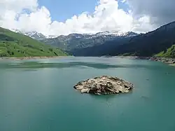 Île au milieu du lac.