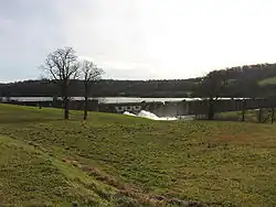 Barrage EDF, construit en aval du lac à la fin des années 1960, sur l'Helpe Majeure.