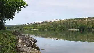 Vue sur le lac Kir avec en arrière-plan, les hauteurs de Talant.
