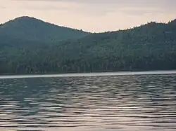 Rive nord du lac Matapédia en face de Val-Brillant