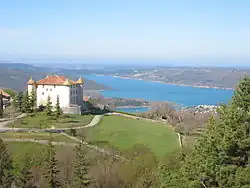 Le château d'Aiguines avec vue sur le lac.