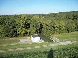 Au Nord, une petite centrale hydroélectrique est située à l'endroit où le lac s'écoule en redevenant la rivière Baïsole.