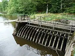 Le déversoir sud ; l'eau s'écoule vers le lac de la Crégut.