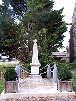 Le monument aux morts près de l'église (septembre 2015)