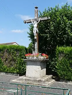 Crucifix à côté du monument aux morts.