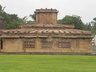 Temple de Lad Khan, mur latéral et ouvertures. Sur le toit, petite cella.