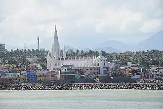 Vue sur la nouvelle église de Notre-Dame-de-la-Merci, de style gothique, et le quartier des pêcheurs. En arrière-plan apparaissent les Ghats occidentaux.
