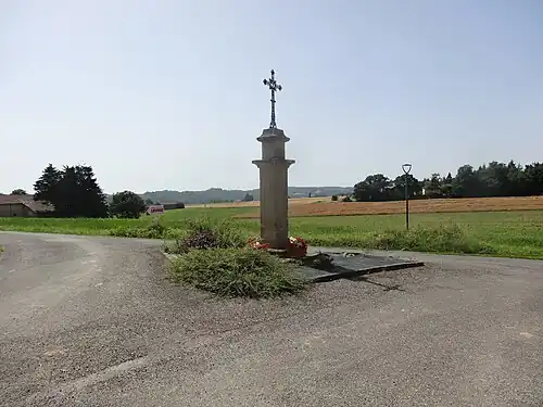 Croix de carrefour à Hachan.