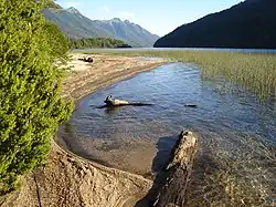 Plage sur le lac Correntoso.
