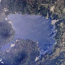 Vue du lac Atitlán depuis la navette spatiale