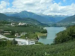Lac et barrage de Santa Giustina vus du croisement SS43 - SP7 près de Dermulo.