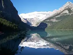Le lac Louise et le glacier.