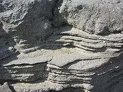 Brut congelé en couches à 30&nbsp;mètres du puits en éruption. Image de mars 2008 montrant une zone de 25&nbsp;cm de travers.