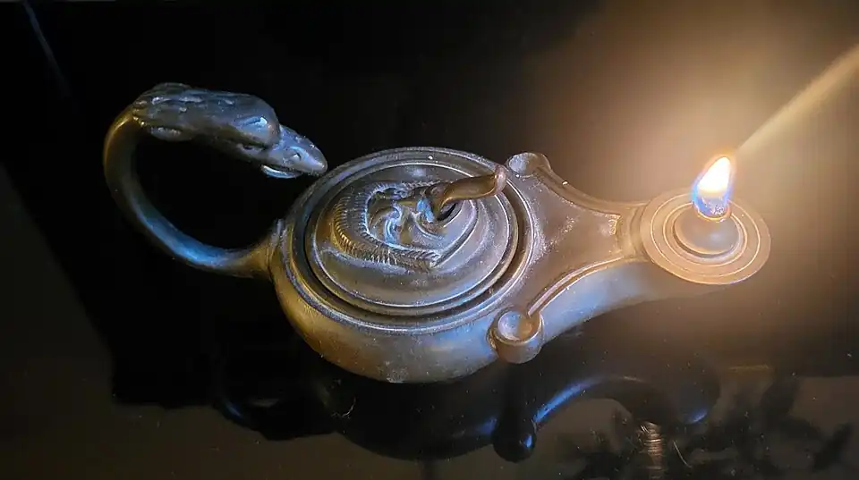 Lampe à huile ancienne en alliage de plusieurs métaux.