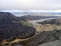 Champ de lave de Laugahraun et refuge du Landmannalaugar.