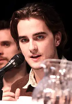 Landon Liboiron interprète Peter Rumancek.