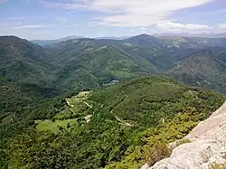 Vue sur la topographie incisée de la commune de Lamanère, depuis l'une des tours de Cabrenç.