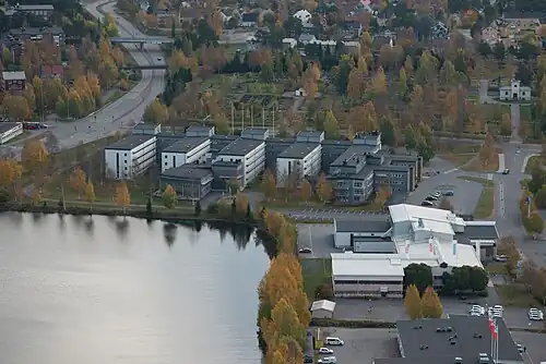 La maison du conseil du comté au bord de Skutviken.