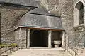 L'église Saint-Pierre de Lanouée : porche d'entrée.