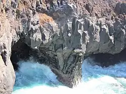 Entrée des grottes marines.