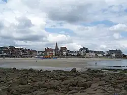 La plage de Port Maria et le front de mer du centre-ville.