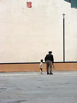 Partie de pelote basque intergénérationnelle.