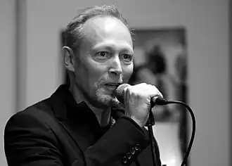 L'acteur Lars Mikkelsen, frère aîné du premier.