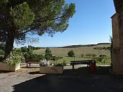 La commune est située en hauteur.