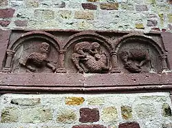 Pierres sculptées d'entrelacs faisant partie de l'église primitive.