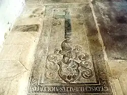 Dalle funéraire (XVe-XVIe) des chanoines de la collégiale située à droite du transept.