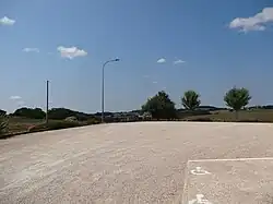 Le parking du village.