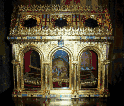 La châsse de saint Lazare avec son chef.