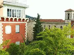 Tour des Calvys et église Sainte-Philomène vues de la place Bellevue.