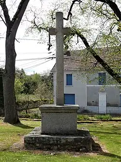 La croix devant l'église.