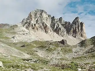 Vue du Cheval Blanc et de la dent de Bissorte (3&nbsp;016&nbsp;m) depuis le vallon du Peyron.