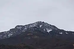 Montagne recouverte d'une fine couche de neige ou de givre.