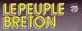 Le Peuple breton écrit en lettres capitales jaunes. Le fond est un dégradé de gris. L'oiseau stylisé en noir et blanc suit le texte.