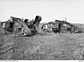 Chars anglais détruits par des mines au Ronssoy (Photo Australian War memorial)