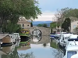 photographie du canal et du pont de pierre l'enjambant