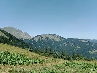 Le Treu vu depuis le sud au-dessus d'Héry.