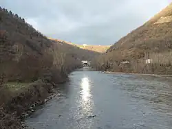 Au fond, la centrale du Pouget et le barrage du Truel.