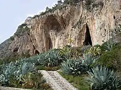 Les grottes de Balzi Rossi, situées sur une falaise d'environ 100 mètres de haut, montrent des traces d'occupation humaine du Paléolithique moyen.