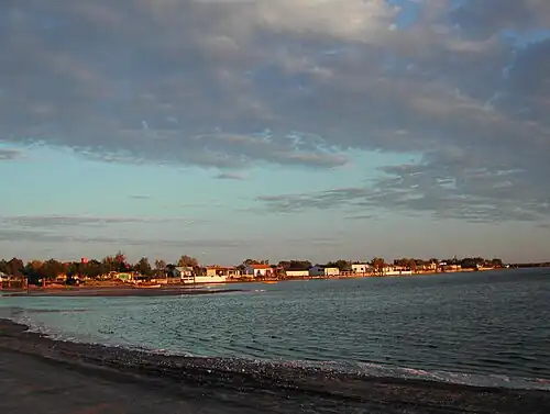 Le hameau des Sablons vu de la plage.
